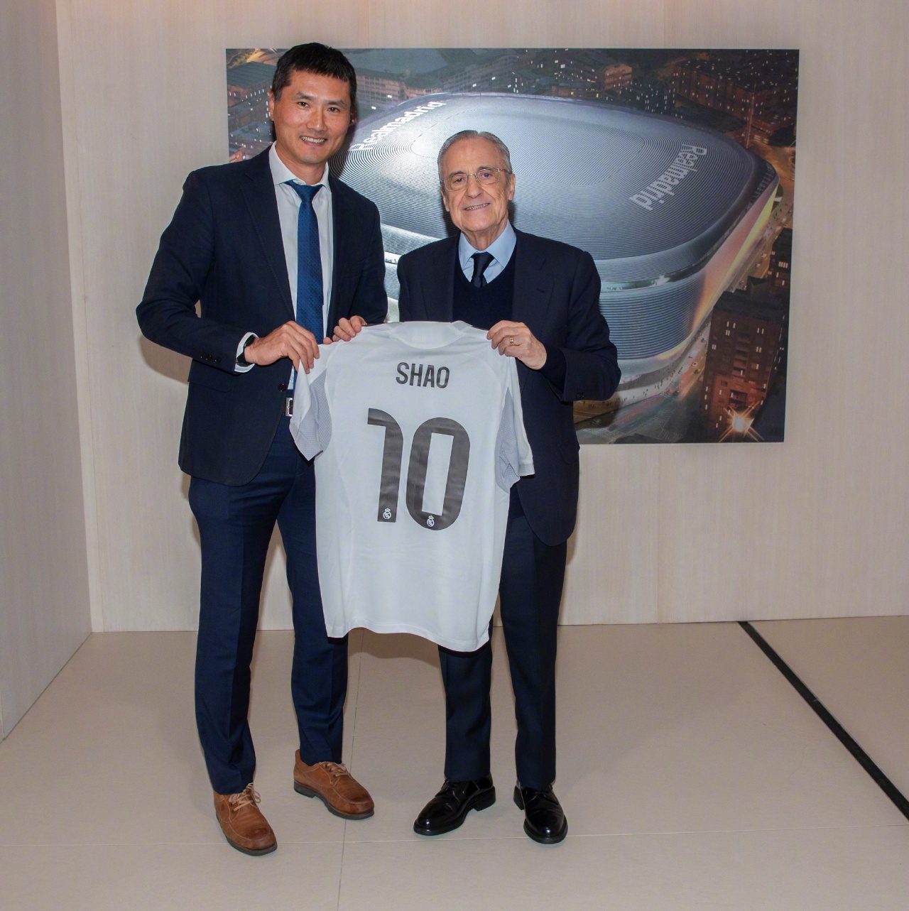 B体育体育直播-国足主帅邵佳一到访皇马，与弗洛伦蒂诺合影+获赠10号球衣
