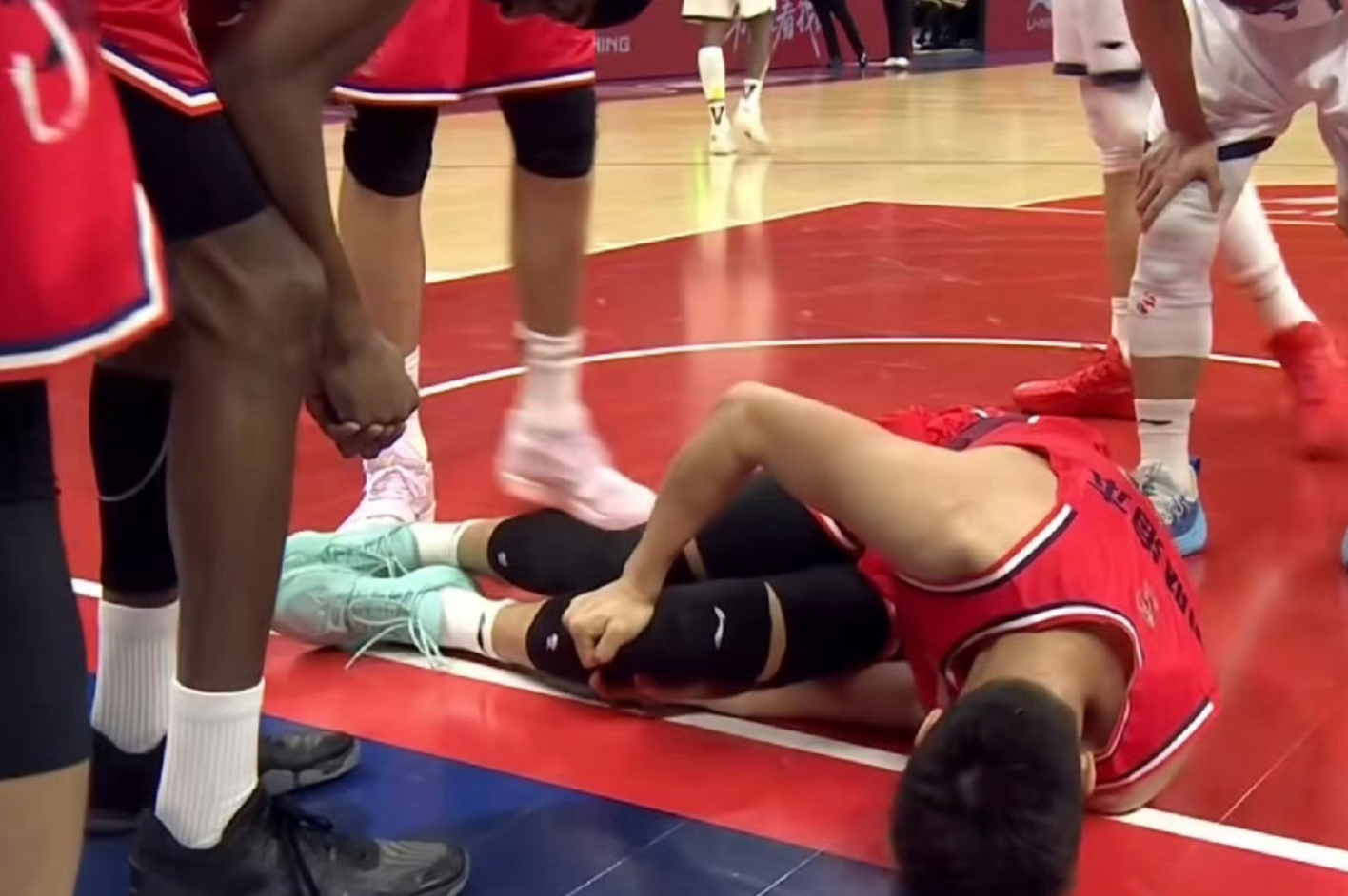 B体育网页版-看着心酸！郭艾伦膝伤倒地不起，一度仰天痛哭，但愿不是大伤！