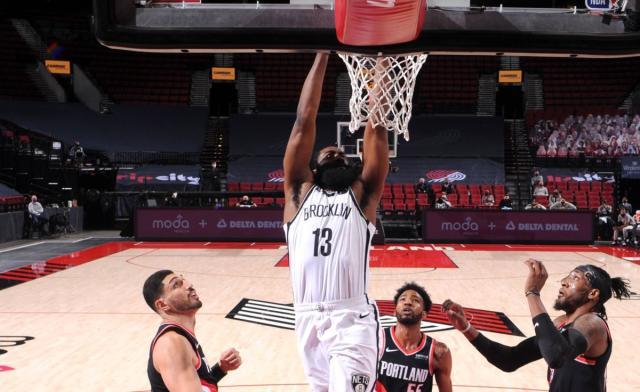 B体育网页版-三巨头有多香？湖勇举步维艰 篮网依旧高歌猛进